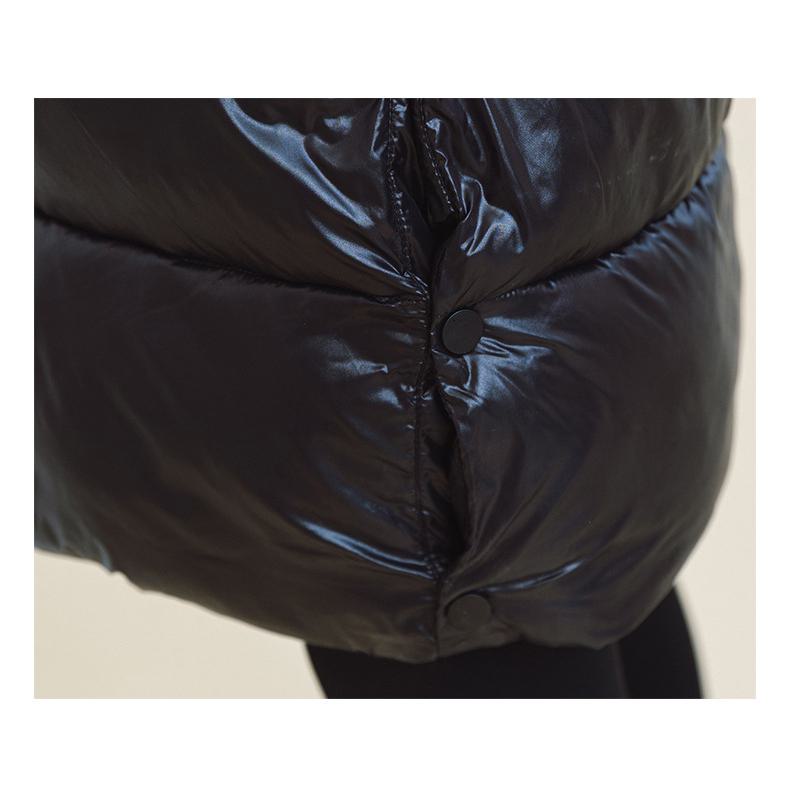 Abrigo acolchado impermeable con capucha de longitud hasta el muslo