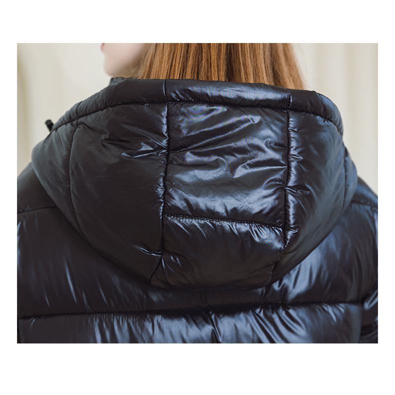 Abrigo acolchado impermeable con capucha de longitud hasta el muslo