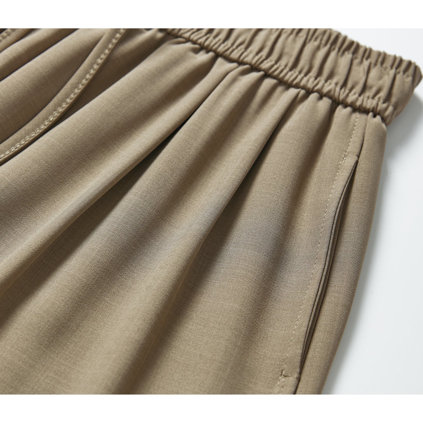 Short en soie glacée de couleur unie, taille haute, jambes larges et coupe ample à cordon.