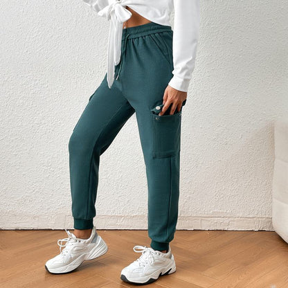 Pantalon de sport ajusté avec poches légères et élastiques.