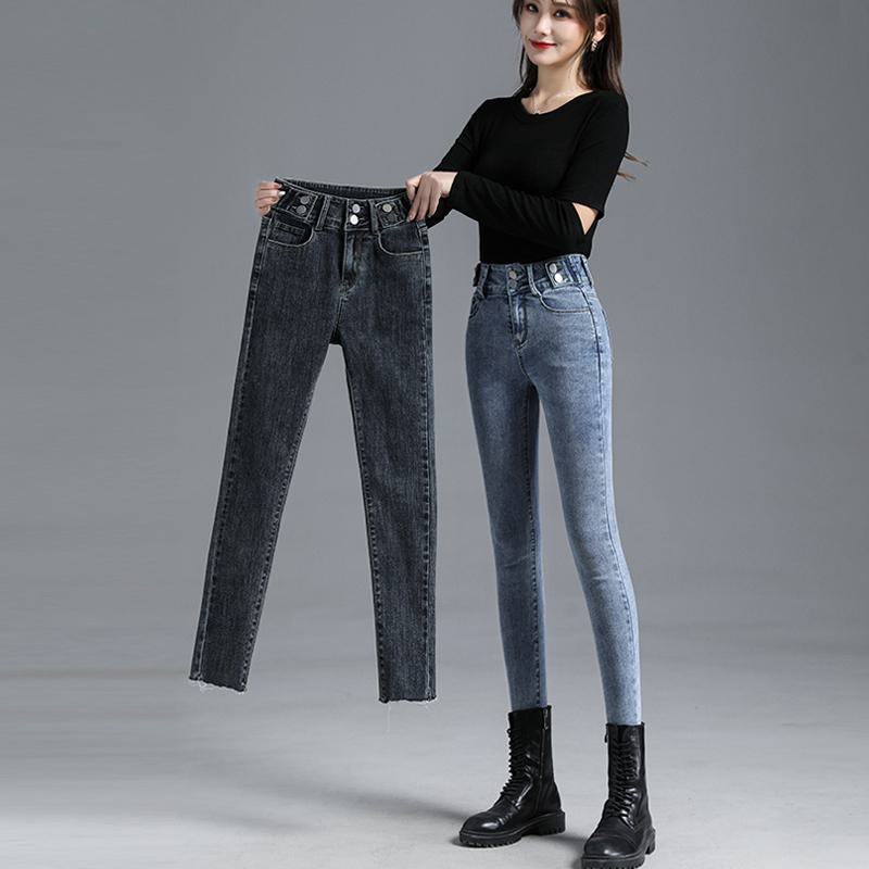 Enganliegende, hoch taillierte, elastische Bleistift-Slim-Fit-Jeans.