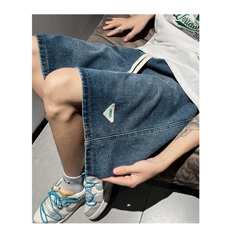 Trendige, lockere Denim-Shorts mit elastischem Bund und Kordelzug.
