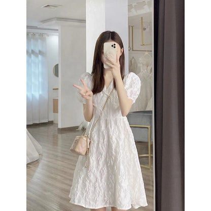 Weißes französisches Stil-Petite-Kleid mit ballonartigen Ärmeln und V-Ausschnitt.
