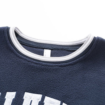 Vielseitiger Sweatshirt mit schlichtem Buchstabenmuster und granulierter Textur.