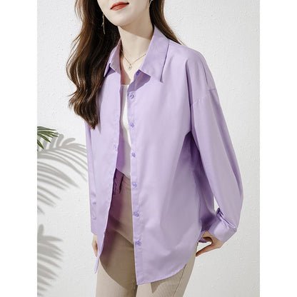 Chemise décontractée fine à manches longues, coupe ample, de couleur violette, avec protection solaire.