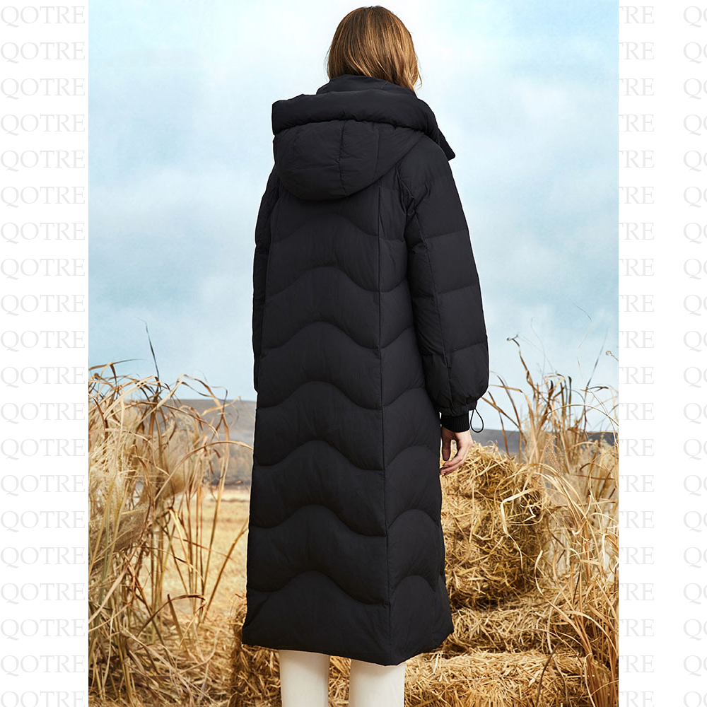 Manteau en duvet à capuche et longueur mi-mollet