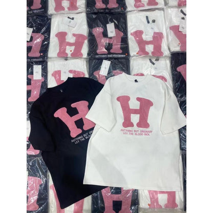 Camiseta de manga corta con estampado perezoso y letras en rosa