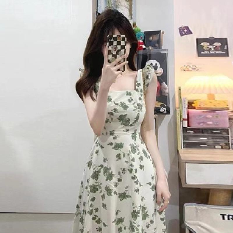 فستان بطبعة زهور مميزة بتصميم بسيط