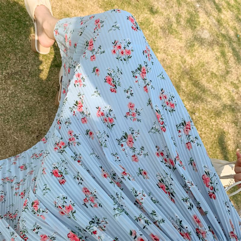 アコーディオンプリーツスカート、プリーツの入ったシフォン素材で、田園風でさわやかでシンプルな花柄プリント、ミディ丈。