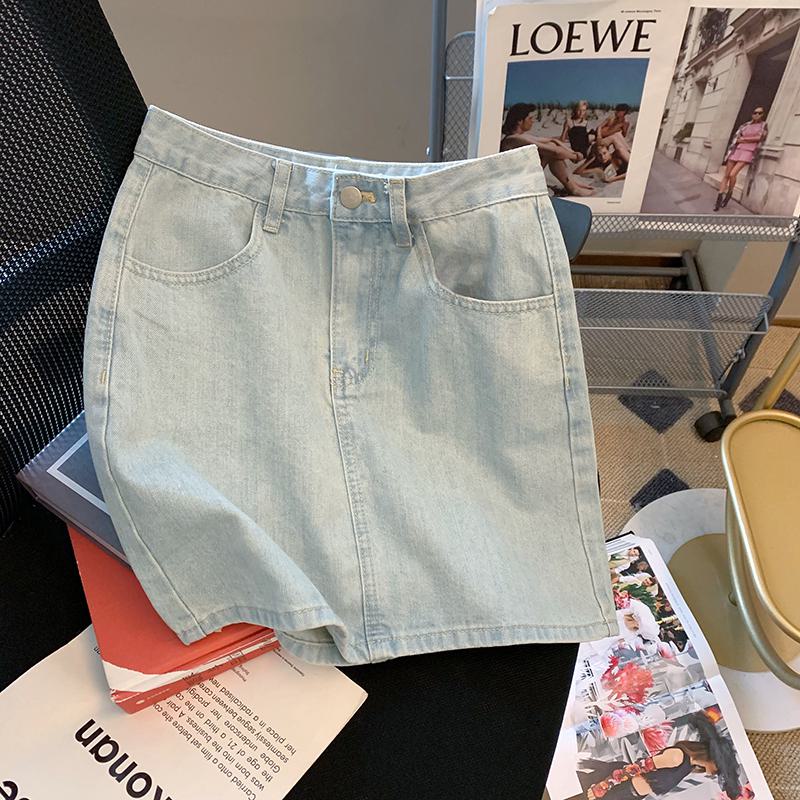 تنورة جينز ضيقة بخصر عالٍ وطبعة زهور وتطريز بتصميم ريترو.