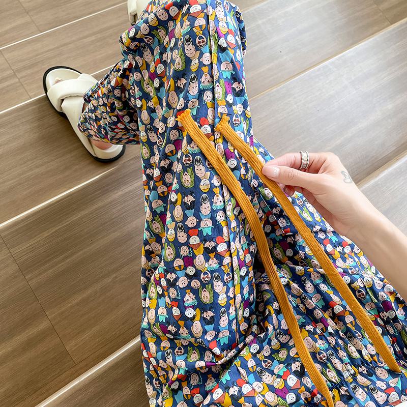 Hoch taillierte gerade geschnittene locker sitzende Hose mit floralem Muster, lässig und figurschmeichelnd.