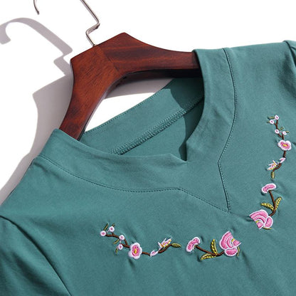 Camiseta de manga corta de algodón puro, suelta y versátil, con bordados y botones que cubren la barriga.
