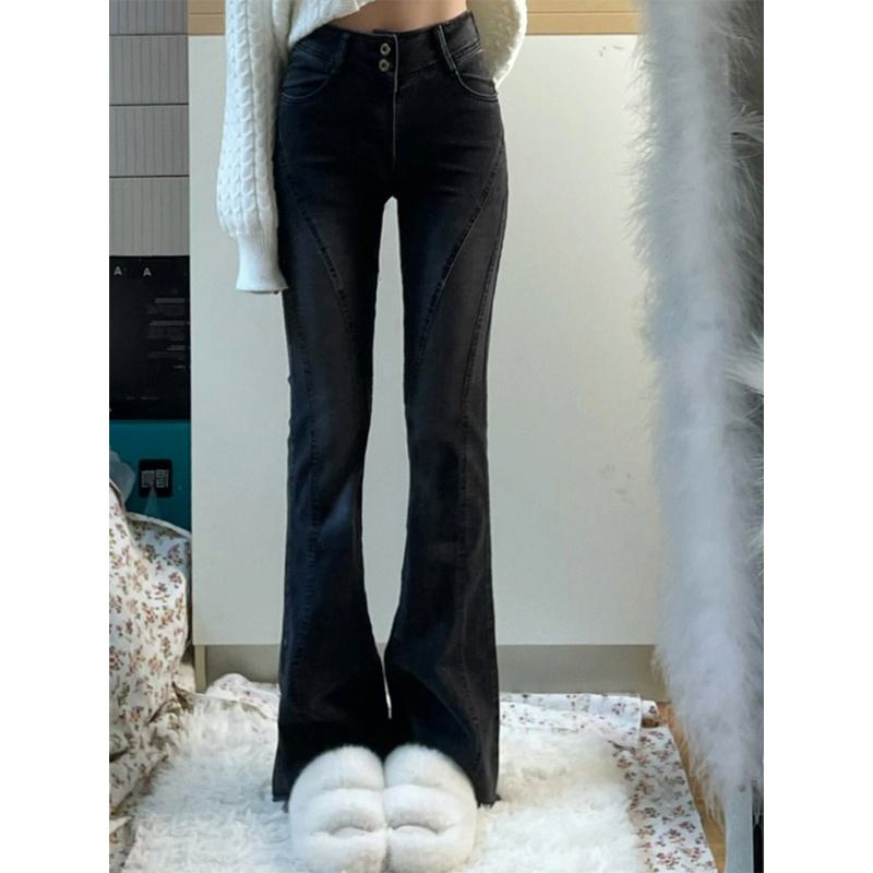 Schlanke leicht ausgestellte Retro-Jeans mit hoher Taille