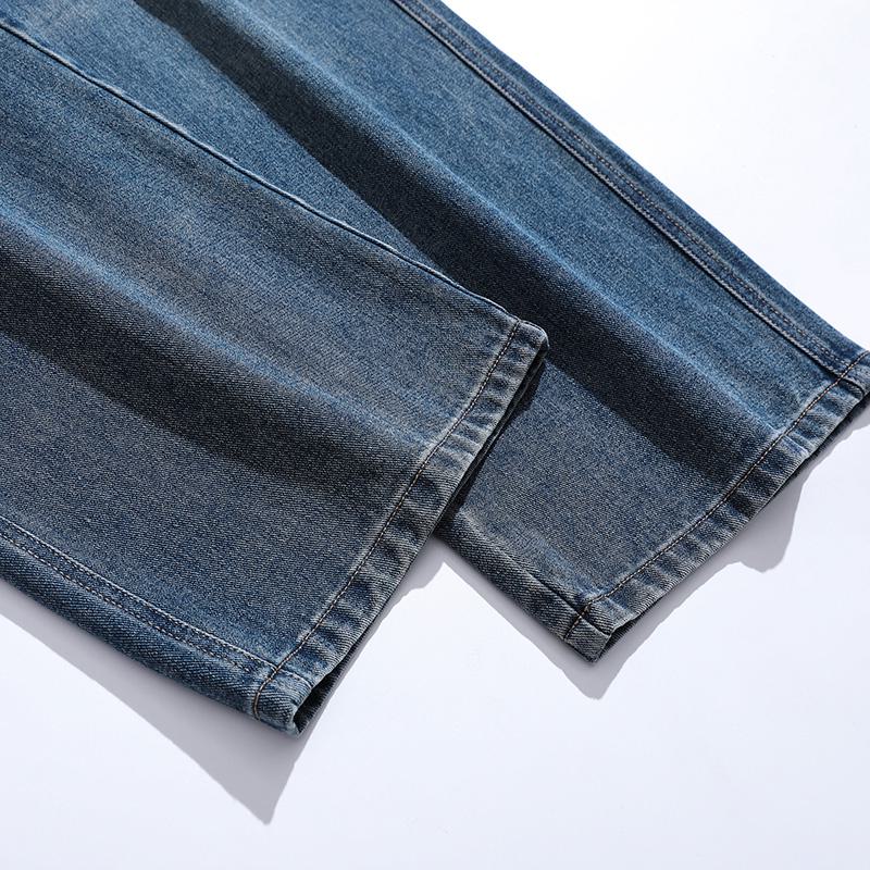 Jeans élastiques droits, tendance et polyvalents avec taille élastique, coupe ample et aspect délavé.