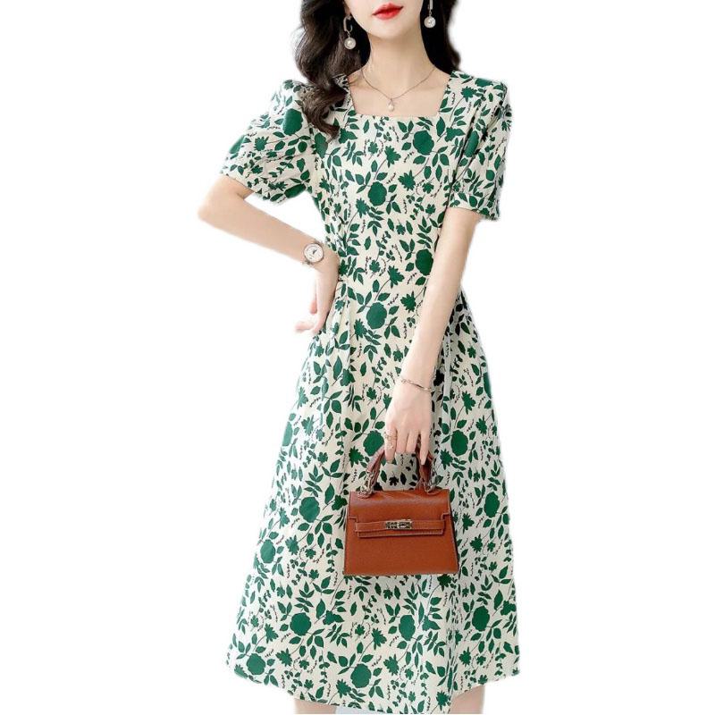 فستان أخضر بطبعة الزهور وبأسلوب فرنسي وياقة مربعة وقصة ضيقة تنحف الجسم