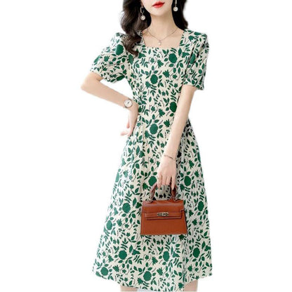 فستان أخضر بطبعة الزهور وبأسلوب فرنسي وياقة مربعة وقصة ضيقة تنحف الجسم