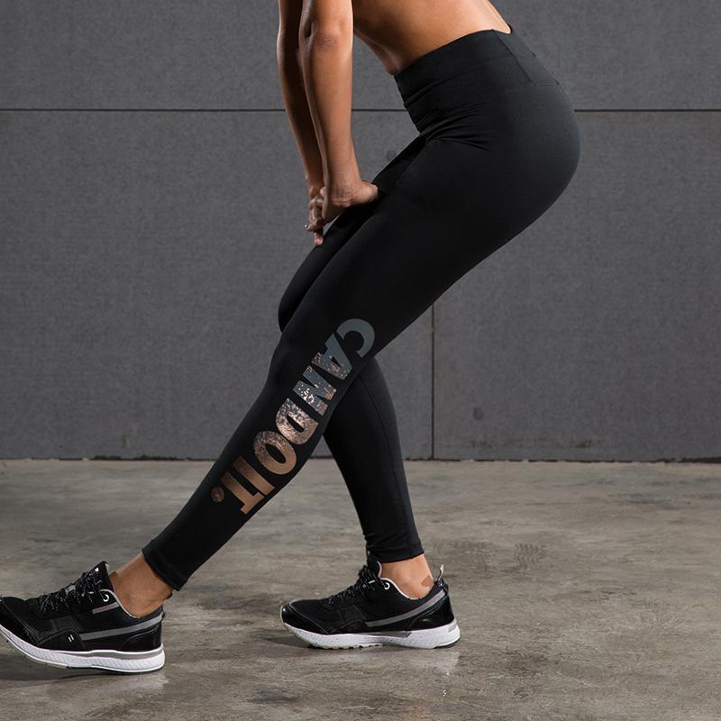 Leggings deportivos con estampado de lámina elástica de yoga y letras de fitness