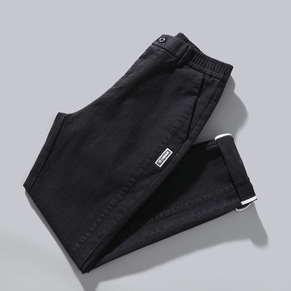 Pantalon droit polyvalent à taille élastique et ajusté, pour un look élégant au quotidien.