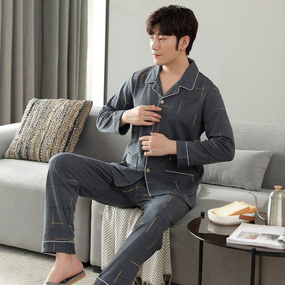 Ensemble de pyjama en coton confortable et ample avec fermeture boutonnée et col à revers.