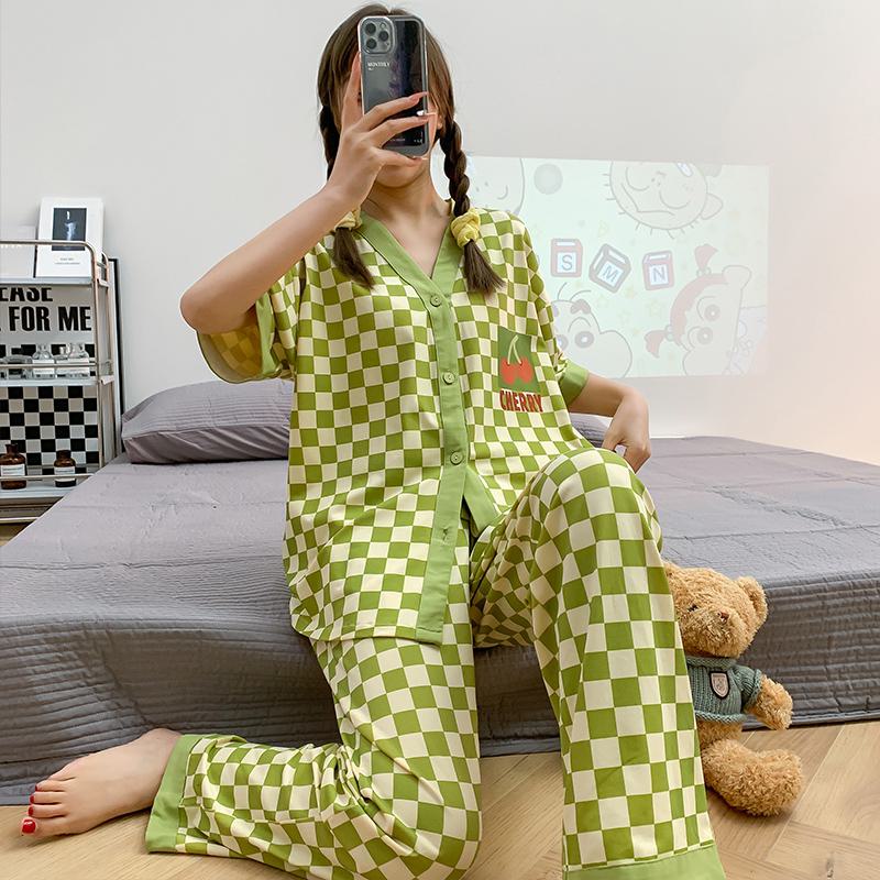 Dreiteiliges Baumwoll-Pyjama-Set in grün mit Knopfleiste und Kirschendruck.