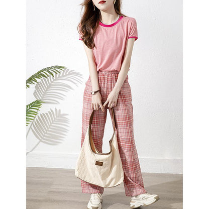 Elegante camiseta de manga corta con cuello redondo y diseño de bloques de color en tonos rosados y suelto.