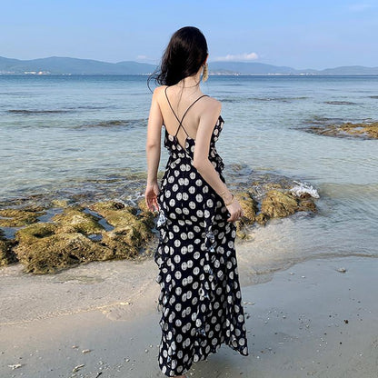 Strandkleid mit Rüschen am Saum, Cami-Trägern und rückenfreiem Design im Polka-Dot-Stil für den Urlaub am Strand