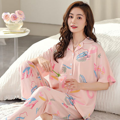 Ensemble pyjama rose avec motif végétal mignon et boutons à l'avant