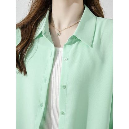 ゆったりとしたロングスリーブのアウターウェア、紫外線対策の薄手のカジュアルなグリーンシャツ