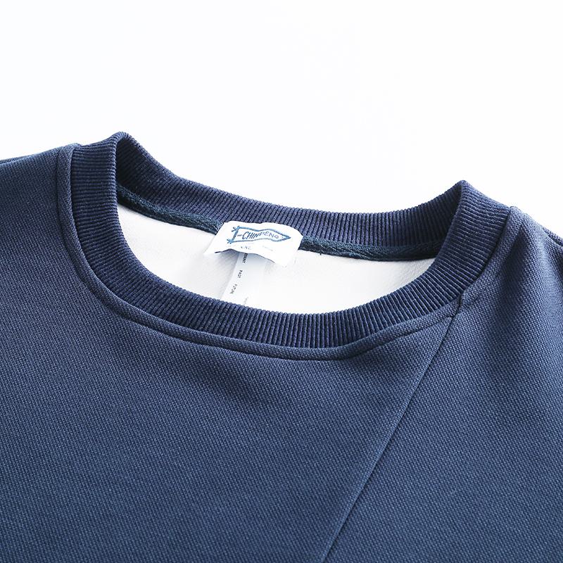 Hochwertiger Patchwork-Sweatshirt mit Perlenstickerei und vielseitigem Rundhalsausschnitt.