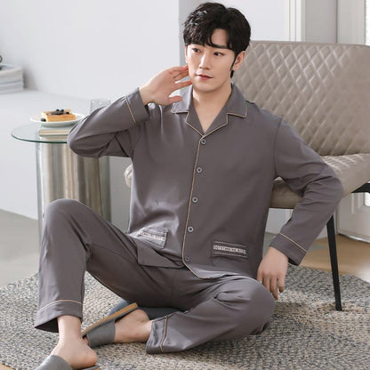 Conjunto de pijama de algodón marrón con solapa y botones en la parte delantera.