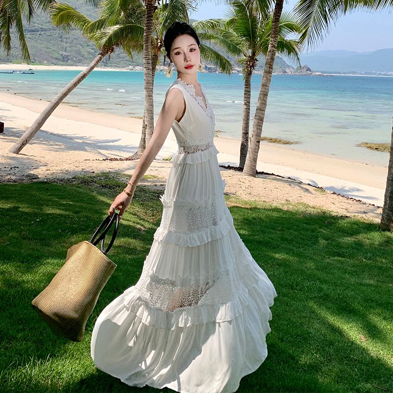 Vestido de Encaje Multicapa Blanco con Detalles Ahuecados para Playa