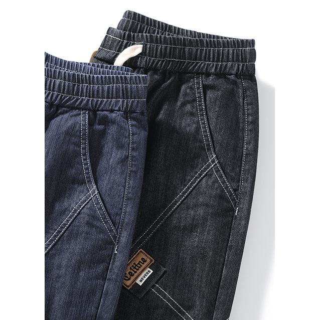 Jeans estilo retro con parches en la calle, corte suelto y ajustado en la parte inferior.