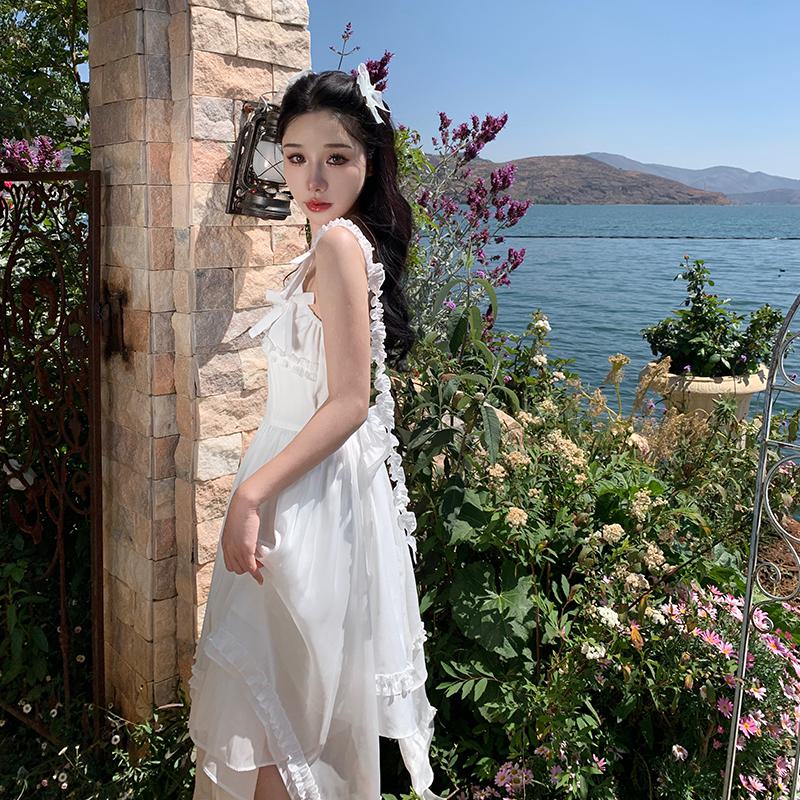 Weißes Cami Fairy Kleid mit unregelmäßiger Schleife