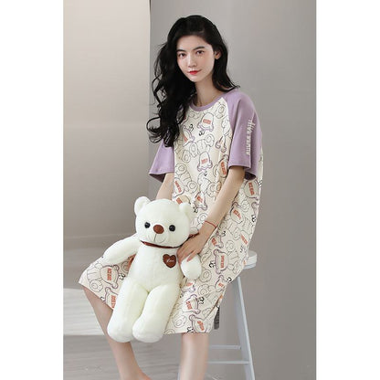 فستان لونج ميدي بتصميم الدببة وتفاصيل متنوعة باللون البنفسجي، مصنوع من القطن النقي المنسوج بإحكام.