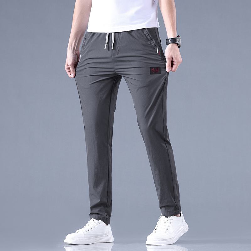 Pantalon slim-fit léger, à taille élastique, respirant et polyvalent.