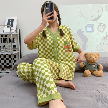 Dreiteiliges Baumwoll-Pyjama-Set in grün mit Knopfleiste und Kirschendruck.