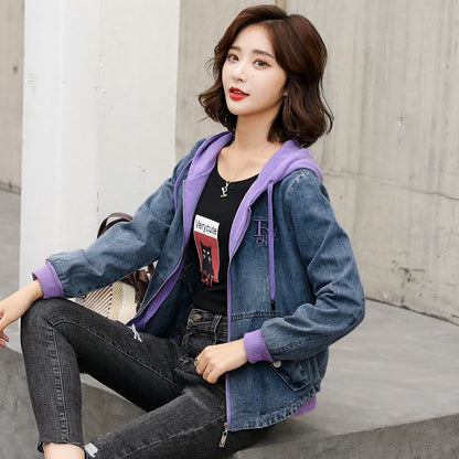 Veste en jean à capuche avec broderie et blocs de couleur