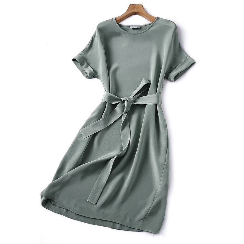 エレガントなスリムフィットのシンチウエストタイアップシックな光沢ドレス。