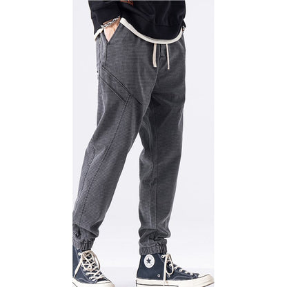 Pantalones con bolsillos inclinados informales y corte cónico.