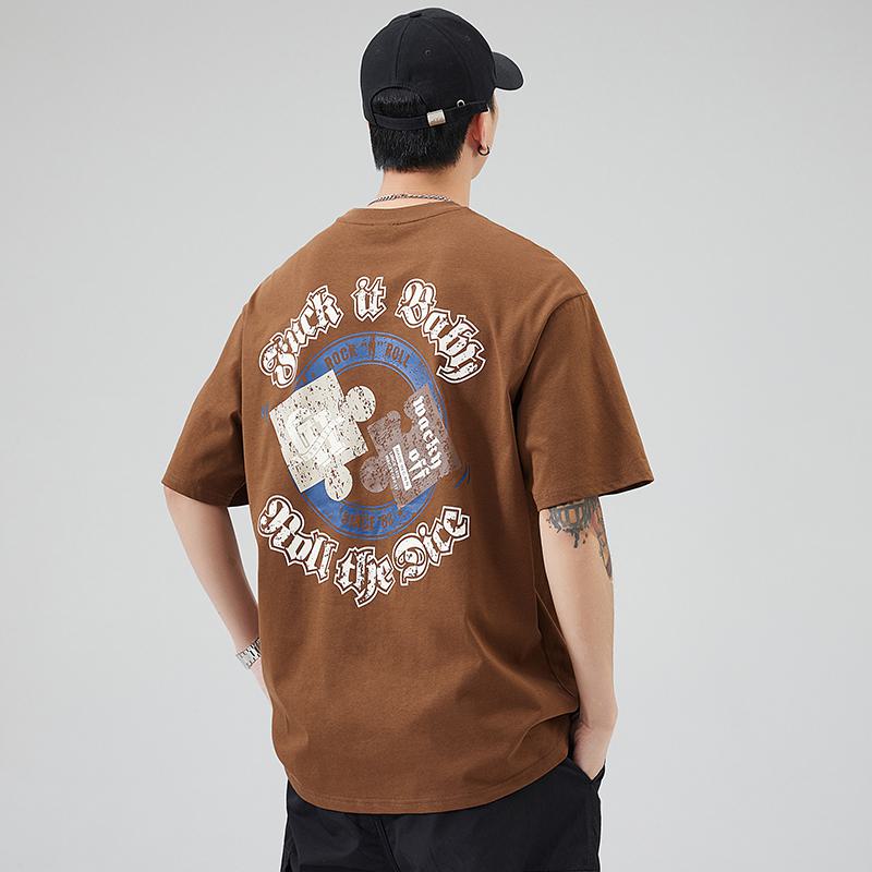 Bequemes, vielseitiges Rundhals-T-Shirt aus reiner Baumwolle mit kurzen Ärmeln und Druck.