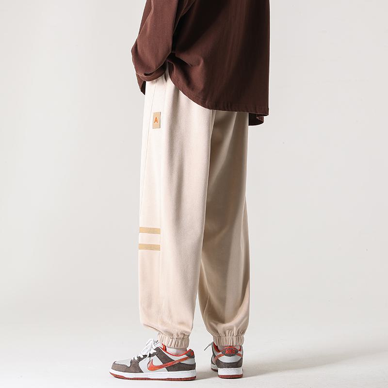 Pantalones deportivos con cintura elástica y confección versátil de gamuza sintética.