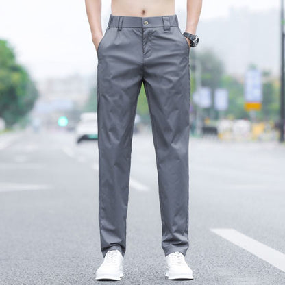 Pantalones rectos ajustados y ligeros de corte slim-fit y transpirables