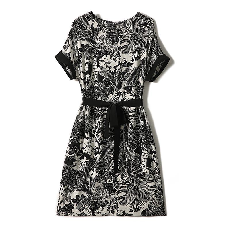 Schwarzes und weißes Kleid mit Tintenmalerei-Druck und geraffter Taille zum Binden.