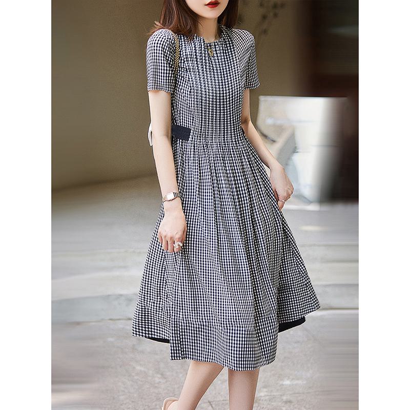 Gepunktetes, schickes Plissee-Kleid mit betontem Taillenbereich im französischen Stil