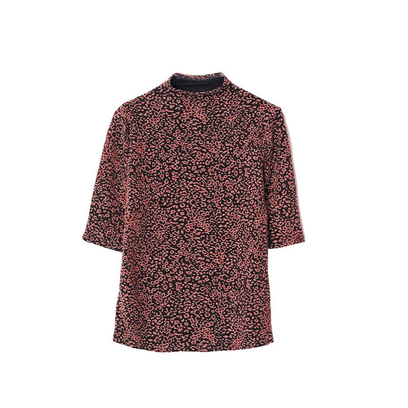 T-shirt à manches courtes ajustées en soie brillante à imprimé léopard et motifs estampés en feuille d'or.
