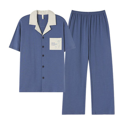Pyjama-Set mit Kragen, Knopfleiste und Tasche vorne mit Hirschmotiv.