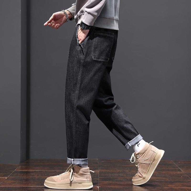Jeans décontractés à coupe droite, poches zippées et ajustement ample