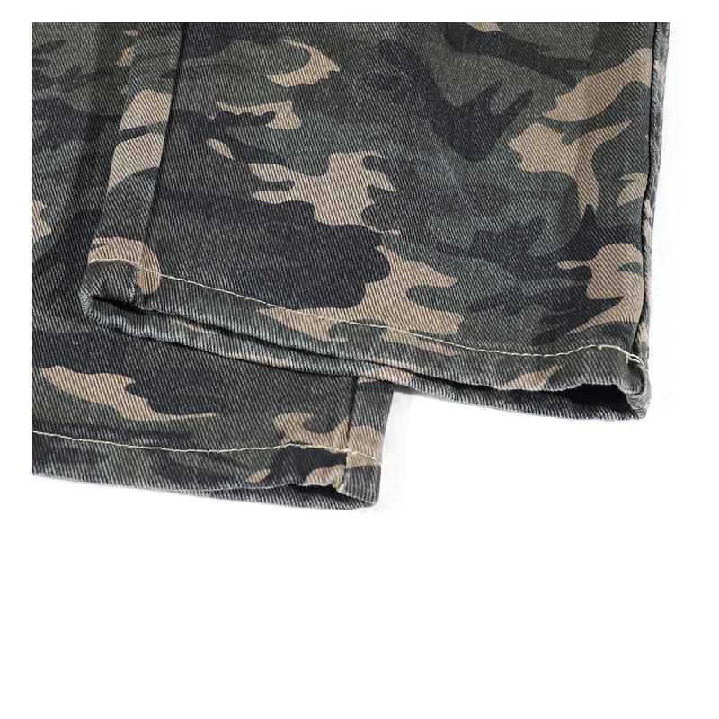 Pantalon de survêtement large à jambe droite, motif camouflage polyvalent, coupe ample et effet délavé.
