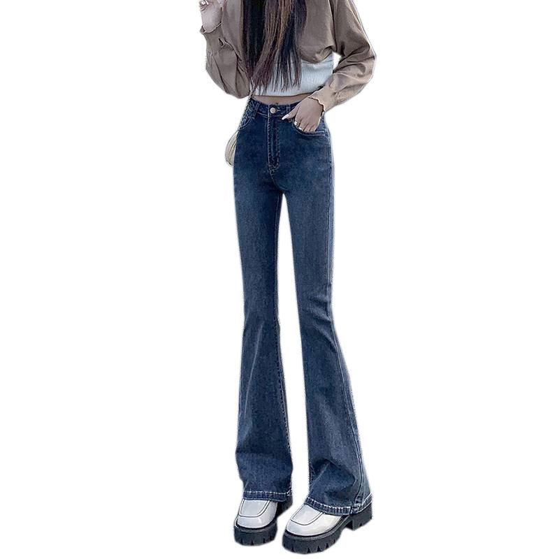 Jeans ajustados rectos de talle alto con longitud hasta el suelo y elasticidad en forma de herradura.