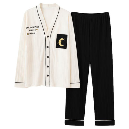 Conjunto de pijama de algodón puro de tejido fino de doble cara con cuello en V y botones frontales, con cordón y colores contrastantes.